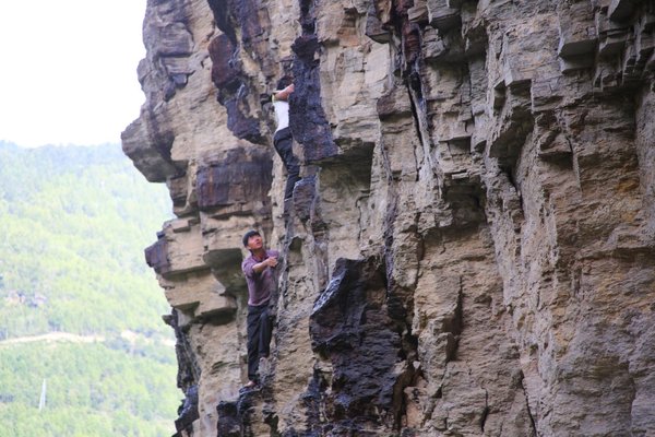 Het oogsten van shilajit in de Himalaya, indrukwekkende gebergte 